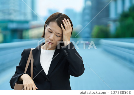 Businesswoman with a tired expression 137288568