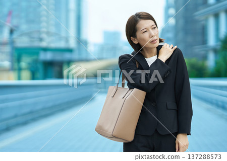 面帶疲憊表情的女商人 137288573