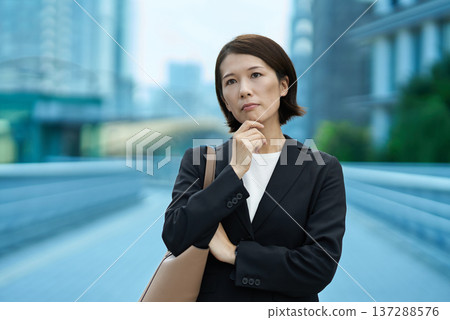 面帶疲憊表情的女商人 137288576