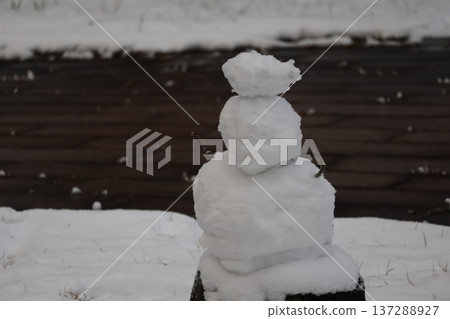 特寫鏡頭:飄落的雪中,一個小雪人 特寫鏡頭:飄落的雪中,一個小雪人 137288927