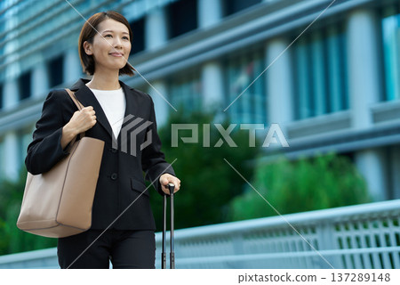 走帶著手提箱的女商人 137289148