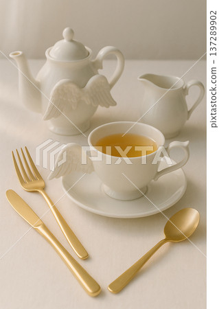 使用天使翅膀主題茶具，享受優雅的下午茶時光。 137289902
