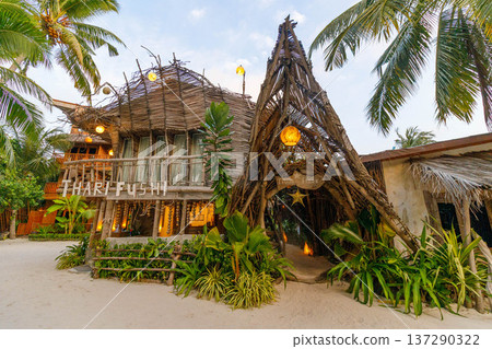 Tropical lodge embraces warm, rustic charm Tropical lodge embraces warm, rustic charm 137290322