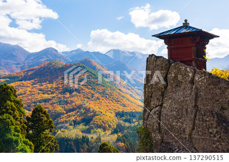 山形縣山形市的秋景-山寺(立石寺)的秋葉-經堂 山形縣山形市的秋景-山寺(立石寺)的秋葉-經堂 137290515