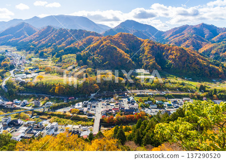 山形縣山形市的秋景－從五大堂眺望落日下的立石寺（山寺）。 137290520