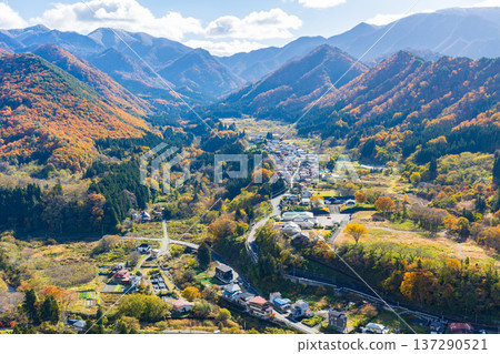山形縣山形市的秋景－從五大堂眺望落日下的立石寺（山寺）。 137290521