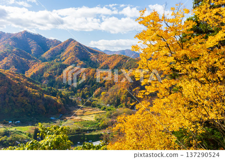 山形縣山形市的秋景－從五大堂眺望落日下的立石寺（山寺）。 137290524