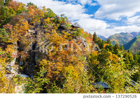 山形縣山形市的秋景－從五大堂眺望落日下的立石寺（山寺）。 137290526