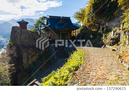 山形縣山形市的秋景：紅葉環繞的立石寺（山寺）、海山堂和能京堂 137290615