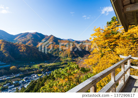 山形縣山形市的秋景-從五大堂眺望落日下的立石寺(山寺)。 山形縣山形市的秋景-從五大堂眺望落日下的立石寺(山寺)。 137290617