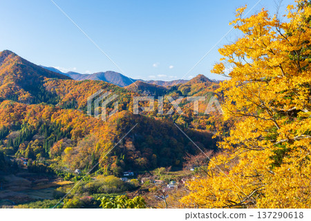山形縣山形市的秋景－從五大堂眺望落日下的立石寺（山寺）。 137290618