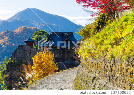山形縣山形市的秋景：紅葉環繞的立石寺（山寺）、海山堂和能京堂 137290633