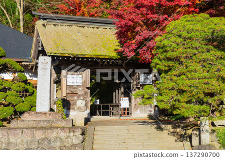 山形縣山形市的秋景－山寺（立石寺）的秋葉－正門 137290700