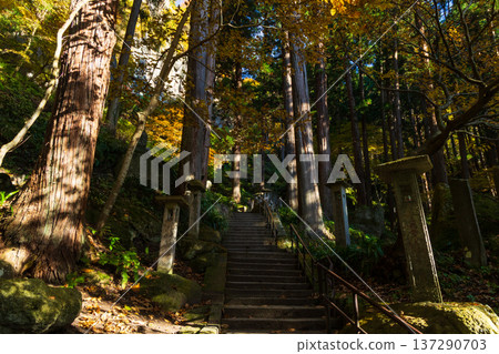 山形縣山形市的秋天－通往立石寺（山寺）路上的秋葉 137290703