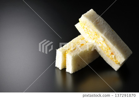 在黑色背景下拍攝的雞蛋三明治 在黑色背景下拍攝的雞蛋三明治 137291870
