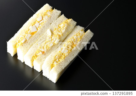 在黑色背景下拍攝的雞蛋三明治 137291895