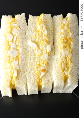 在黑色背景下拍攝的雞蛋三明治 在黑色背景下拍攝的雞蛋三明治 137291900