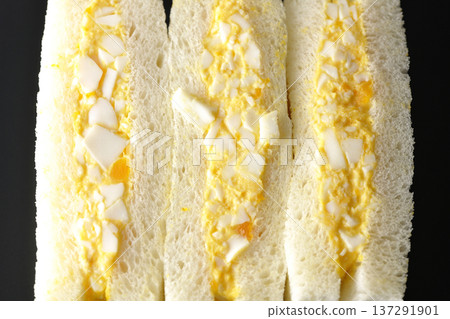 在黑色背景下拍攝的雞蛋三明治 137291901