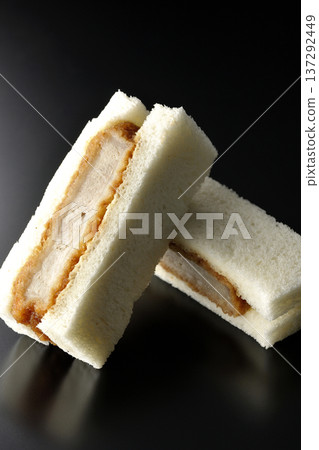 在黑色背景下拍攝豬裡肌肉排三明治 137292449