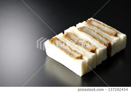 在黑色背景下拍攝豬裡肌肉排三明治 在黑色背景下拍攝豬裡肌肉排三明治 137292454