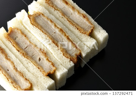 在黑色背景下拍攝豬裡肌肉排三明治 137292471