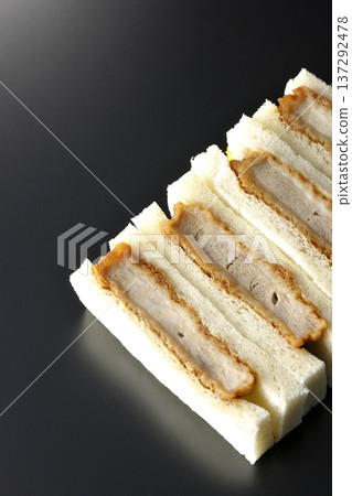 在黑色背景下拍攝豬裡肌肉排三明治 在黑色背景下拍攝豬裡肌肉排三明治 137292478