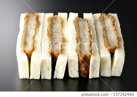 在黑色背景下拍攝豬裡肌肉排三明治 137292489