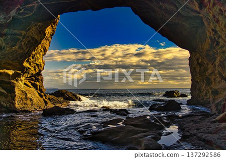 從洞穴可以看到的海 137292586
