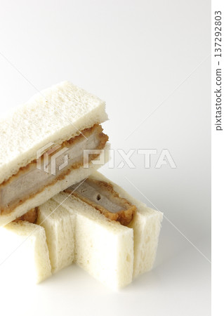 白色背景上的菲力牛排三明治照片 137292803