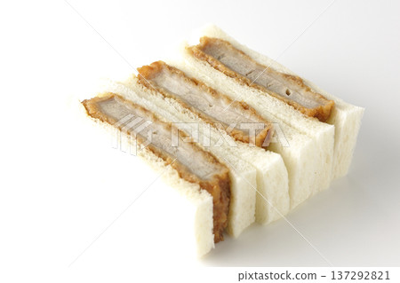 白色背景上的菲力牛排三明治照片 137292821