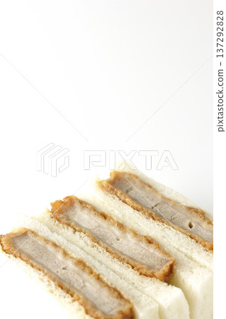 白色背景上的菲力牛排三明治照片 白色背景上的菲力牛排三明治照片 137292828