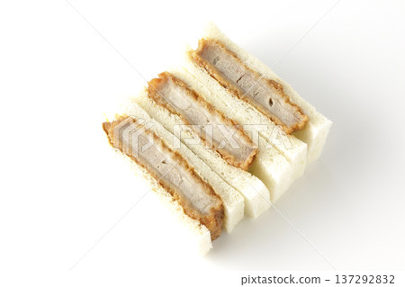 白色背景上的菲力牛排三明治照片 白色背景上的菲力牛排三明治照片 137292832