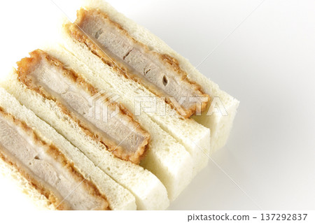 白色背景上的菲力牛排三明治照片 137292837