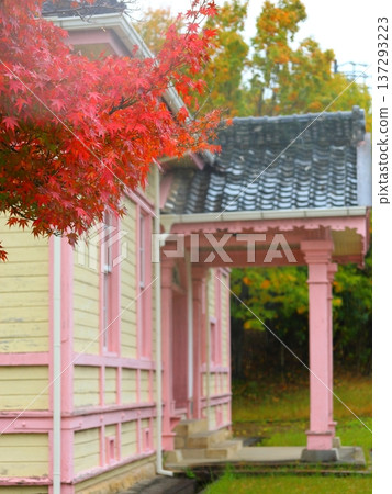 原愛知縣立第二初級中學禮堂與秋葉 137293223