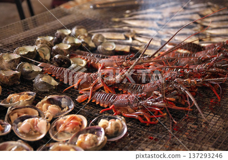 炭火烤伊勢蝦 137293246