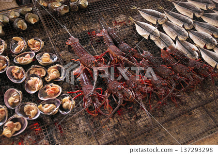 炭火烤伊勢蝦 137293298