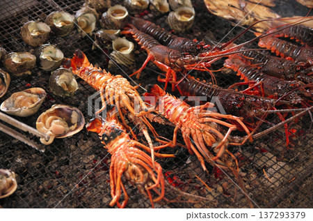 炭火烤伊勢蝦 137293379