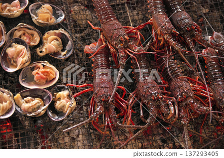 Charcoal-grilled Ise shrimp 137293405