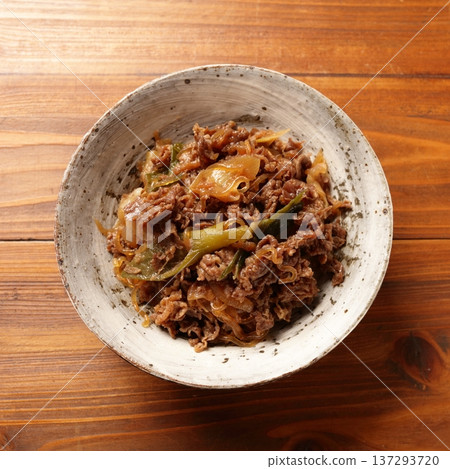 煮牛肉牛排 煮牛肉牛排 137293720