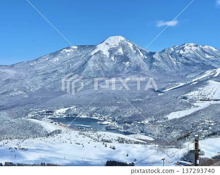 多雪的山風景 137293740