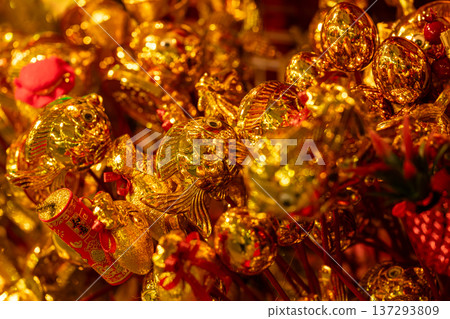 傳統春節飾品展現濃郁節慶氛圍 137293809