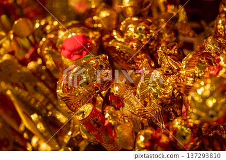 傳統春節飾品展現濃郁節慶氛圍 137293810