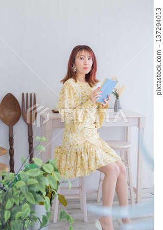 讀一本書的女人 137294013