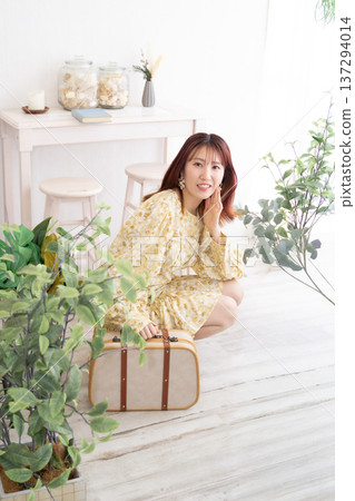 Woman sitting Woman sitting 137294014