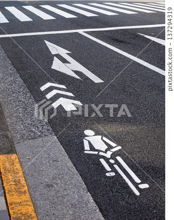 自行車導航標誌安裝在道路左側邊緣。 137294319