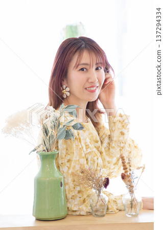 A smiling woman 137294334