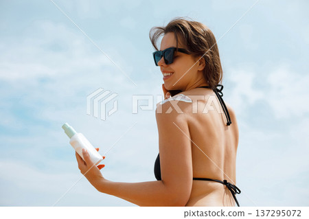 Portrait Woman in Sunglasses Holding Suncream Sunscreen Lotion 137295072
