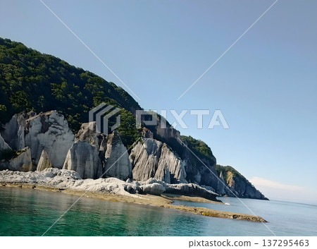 寶提浦國家公園風景優美的白色岩石和碧綠的海 寶提浦國家公園風景優美的白色岩石和碧綠的海 137295463