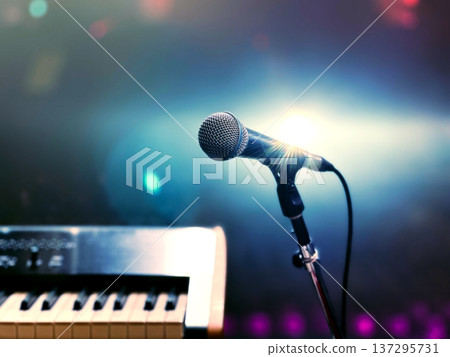 麥克在聚光燈下 137295731