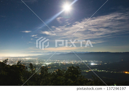 月光與星空下的城市夜景 137296197